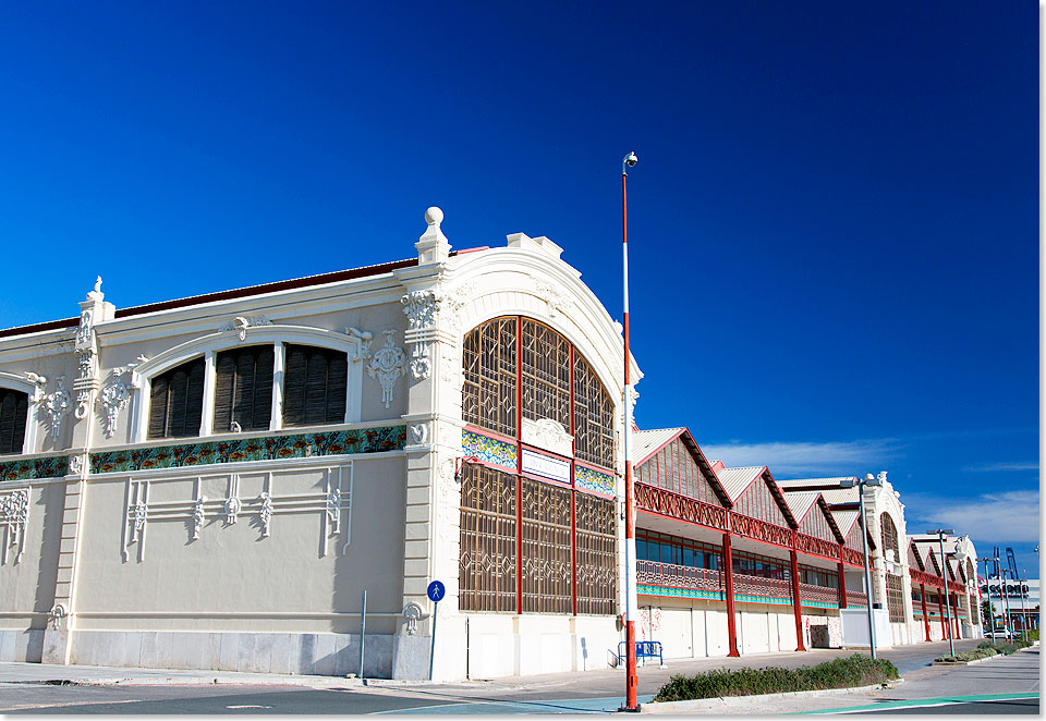 Leerstehende Jugendstil-Lagerhalle im Hafen in Valencia. 