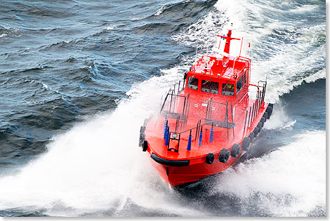 Finnisches Lotsenboot prescht vor Kotka heran.